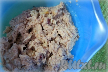 Рис нужно сварить заранее, для этого промытый рис нужно выложить в достаточно большое количество кипящей подсоленной воды и отварить до готовности (в течение 15-20 минут), затем слить лишнюю воду, переложив рис на сито, и дать остыть. Для приготовления тефтелей потребуется 100 грамм остывшего варёного риса. Рыбное филе, уже отделённое от костей, можно купить в магазине. А можно взять рыбу целиком, разморозить, снять кожу, отделить от костей, плавников, головы, удалить внутренности, у нас получится филе рыбы. Для приготовления тефтелей потребуется 500 грамм рыбного филе. Лук очистить. Филе рыбы и лук пропустить через мясорубку.&nbsp;