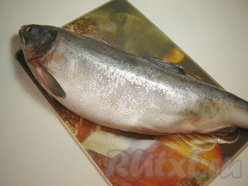 Для начала необходимо разморозить и разделать рыбу.