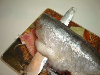 Разрежьте тушку горбуши пополам.