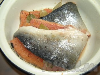 Просолите две половинки горбуши смесью. Положите лавровый лист и заверните кусочки как показано на фото. Лавровый лист добавит аромат горбуше.
