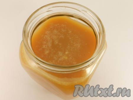 По окончании программы смесь получится жидкой и уменьшится в объёме. Выключить хлебопечку, перелить сгущёнку в пол-литровую баночку, дать полностью остыть.