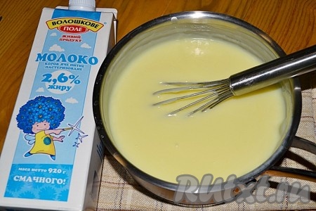 Приготовить пудинг: развести содержимое пакетов в 5-6 столовых ложках молока, добавить сахар, влить смесь, помешивая, в закипевшее молоко.
