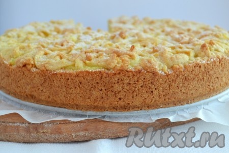 Выпекать пирог с пудингом и яблоками в разогретой до 180 градусов духовке около 45 минут. Готовый пирог по желанию можно посыпать сахарной пудрой.
