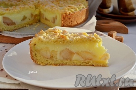 Резать яблочный пирог с пудингом, когда он полностью остынет. Приятного аппетита!