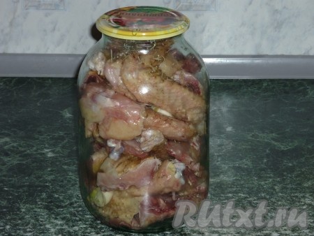 Мясо посолить, поперчить, натереть любимыми специями, добавить очищенный чеснок и сложить в чистую, сухую банку.