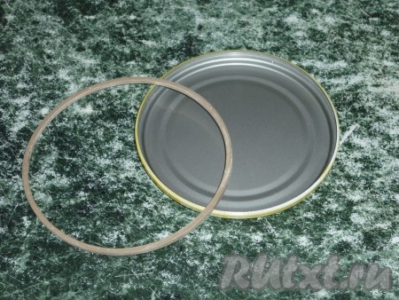 Из крышки убрать резиночку.