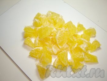 Очистить от кожуры апельсины. Разделить апельсин на&nbsp; дольки и разрезать каждую дольку на 2 - 3 части.