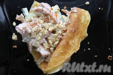 Салат с блинами и копченой курицей 