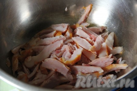 Копченый куриный окорок нарезать соломкой.