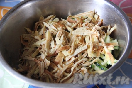 Свежий огурец и блинчики нарезать соломкой и добавить к копченому куриному мясу.
