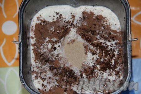 Затем высыпаем сухие ингредиенты: муку пшеничную, ржаную, соль, сахар, кофе, какао, сухое молоко и в центр сухие дрожжи.