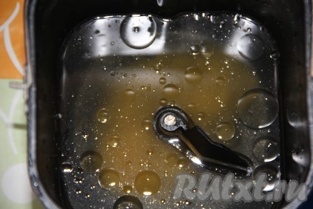 В чашу от хлебопечки загружаем жидкие ингредиенты: воду, растопленное сливочное масло, уксус.