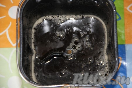 Хлеб на пиве можно испечь как в хлебопечке, так и в духовке. Для того чтобы испечь его в хлебопечке, нужно влить в ведёрко хлебопечки пиво комнатной температуры (у меня было тёмное пиво, но можно использовать и светлое) и растительное масло.