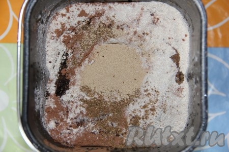 Следом добавить сухие ингредиенты: пшеничную и ржаную муку, соль, сахар, молотый кориандр и в центр высыпать дрожжи. Отправить чашу в хлебопечку, выпекать на программе "Основной", средняя корочка, вес 1 кг. У меня длительность этой программы составляет 3 часа 30 минут. В процессе замешивания теста в хлебопечке следите за тестом, сформированный "колобок" из теста не должен сильно липнуть к стенкам хлебопечки.