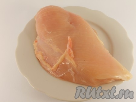 Куриное филе вымыть, хорошо обсушить с помощью бумажного полотенца.