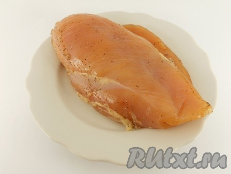 Затянуть посуду с филе пищевой плёнкой и поместить в холодильник на 24 часа. За это время куриное мясо пустит довольно много сока, но сливать его не нужно. Через сутки мясо промыть под холодной проточной водой, обсушить бумажным полотенцем. На этой стадии куриное филе становится довольно плотным.