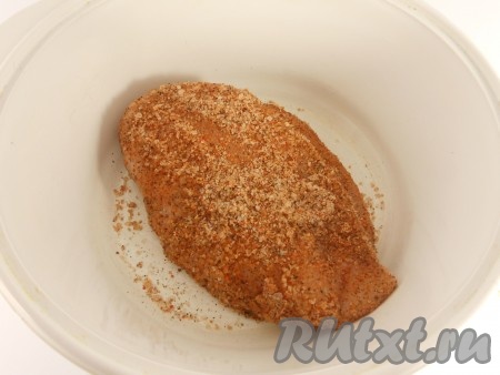 Тщательно натереть мясо со всех сторон подготовленной смесью. Поместить в глубокую посуду.