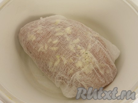 Немного присыпать паприкой сверху и завернуть мясо в марлю (или тонкую чистую ткань). Поместить в глубокую миску и снова отправить в холодильник ещё на 24 часа.