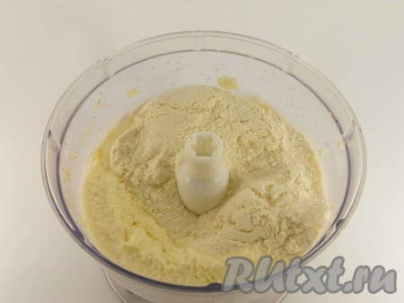 Взбить до образования однородной массы. Всыпать просеянную муку.