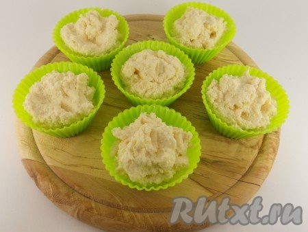 Выложить в формочки тесто (у меня получилось 6 штук).
