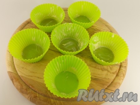 Силиконовые формочки для кексов хорошо смазать сливочным маслом.