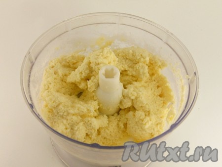 Взбить ещё в течение нескольких секунд (до однородности). Тесто получается достаточно липким, но муку больше не добавлять! Если у вас нет блендера можно просто тщательно перемешать все ингредиенты с помощью столовой ложки (или вилки).