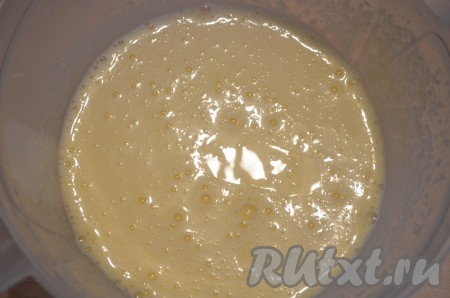 Яйца взбить с сахаром и солью в пышную массу. Влить масло.
