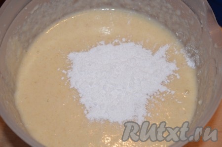 Оставить на 15 минут. Затем добавить разрыхлитель, перемешать.
