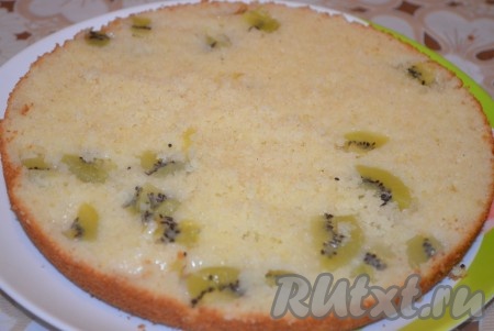 Разрезать на 2 коржа.