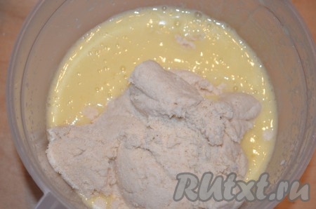 Добавить манку, перемешать сначала ложкой, потом миксером.