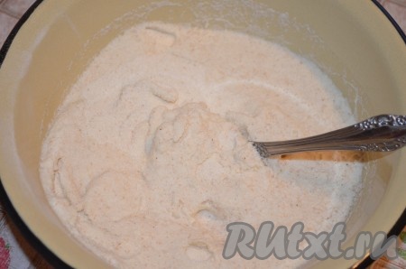 Манку перемешать с молоком.