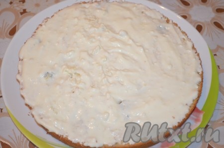 Смазать нижний корж кремом.
