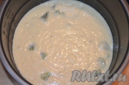 Вылить тесто для манника на молоке в чашу мультиварки, закрыть крышку, поставить режим "Выпечка". У меня скороварка, поэтому готовилась 40 минут.
