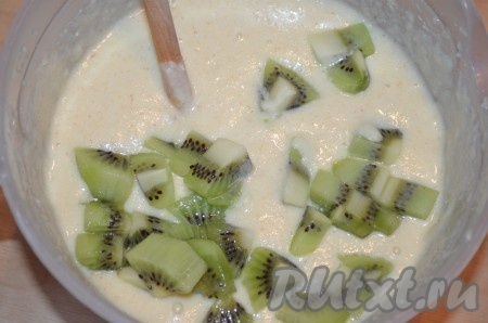 Киви почистить, нарезать кусочками, добавить в тесто. Аккуратно перемешать. Можно готовить и без киви.
