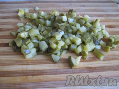 Огурцы тоже нарезаем на кубики, размер которых немного больше зёрен кукурузы.