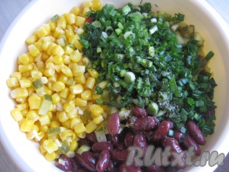 Открываем банки с кукурузой и фасоль, сливаем всю жидкость (фасоль я ещё немного промываю под проточной водой). В объёмную миску складываем фасоль, кукурузу, болгарский перец, огурчики и зелень, добавляем пропущенный через пресс зубчик чеснока, солим, перчим, заправляем растительным маслом.