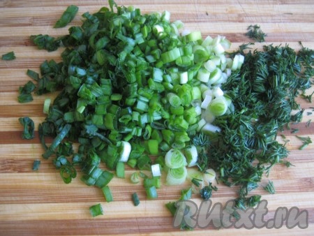 Зелёный лук и укроп моем, нарезаем мелко