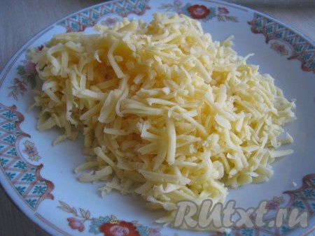 На тёрке натираем сыр.
