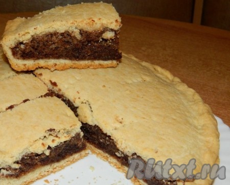 Песочный пирог с орехами и шоколадом