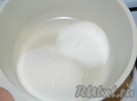 В отдельной кастрюле смешать соль и сахар, поставить на средний огонь.