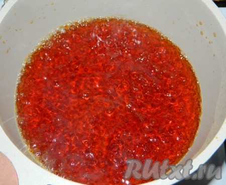 Затем к расплавленной массе аккуратно влить горячую воду. При этом смесь затвердеет. Но мы её оставляем покипеть до полного растворения соли и сахара.