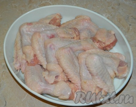 Куриные крылышки помыть и выложить в один слой в форму для запекания.