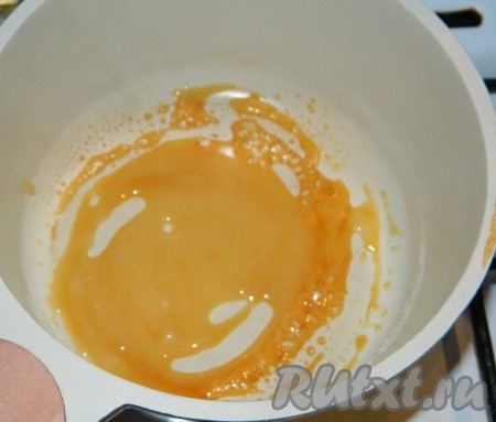 Помешивая, ждать когда сахар начнёт плавиться и масса станет коричневатой.