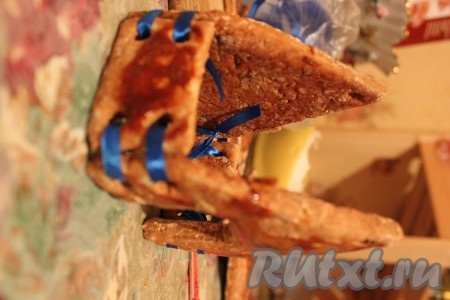 Затем поэтапно любой лентой связываем все детали, чтобы закрепить стенки и крышу домика.