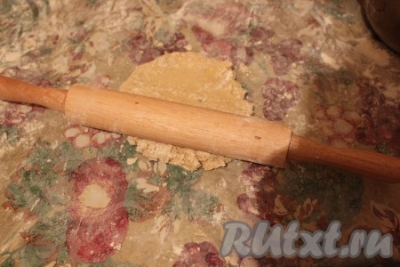 Поставить тесто в холодильник не менее чем на 3 часа (тесто может храниться в холодильнике до 7 суток). Затем тесто достать из холодильника и раскатывать небольшими частями для изготовления частей пряничного домика.
