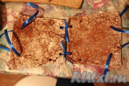 Затем поэтапно любой лентой связываем все детали, чтобы закрепить стенки и крышу домика.