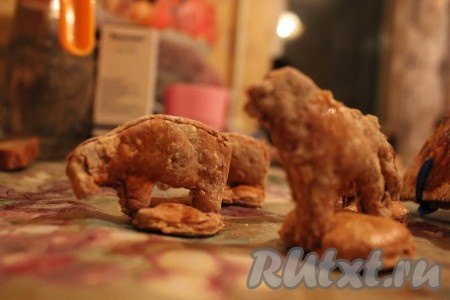 И животных устанавливаем на подставки.