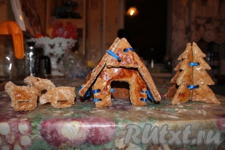 Новогодняя деревня готова. Для полной красоты можно украсить все сливками.
