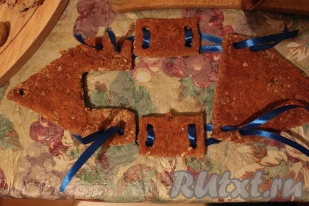 Затем поэтапно любой лентой связываем все детали, чтобы закрепить стенки и крышу домика.