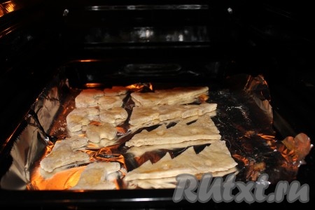 Для одной елочки делаем из теста 4 части и вырезаем из теста овец (или других животных) и подставки для них. Выкладываем на противень на кальку, смазываем яйцом.
